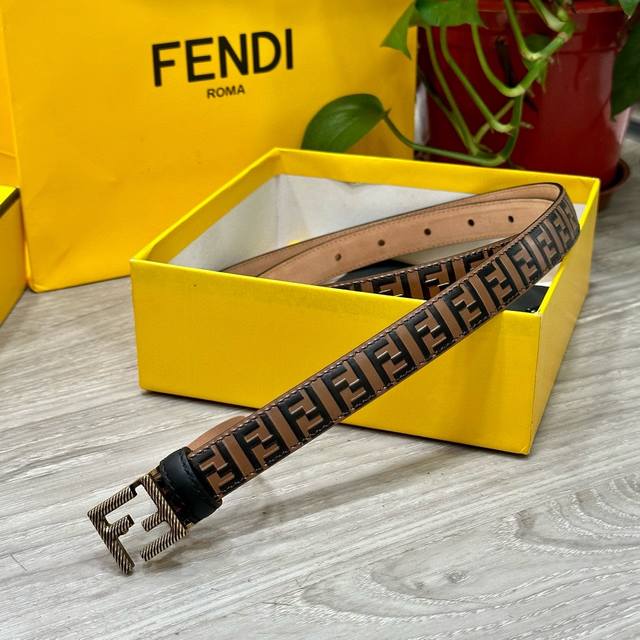 特 Fendi 芬迪 专柜同款 宽 Cm 双环正反用腰带 Ff按钉搭扣 黑色cuoio Romano皮革材质 反面面料带有烟草黄和黑色ff图案 四方金属饰面 时