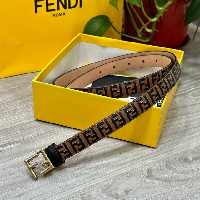 特 Fendi 芬迪 专柜同款 宽 Cm 双环正反用腰带 Ff按钉搭扣 黑色cuoio Romano皮革材质 反面面料带有烟草黄和黑色ff图案 四方金属饰面 时