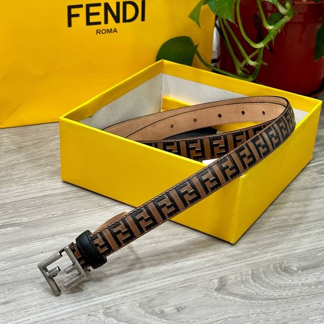 特 Fendi 芬迪 专柜同款 宽 Cm 双环正反用腰带 Ff按钉搭扣 黑色cuoio Romano皮革材质 反面面料带有烟草黄和黑色ff图案 四方金属饰面 时