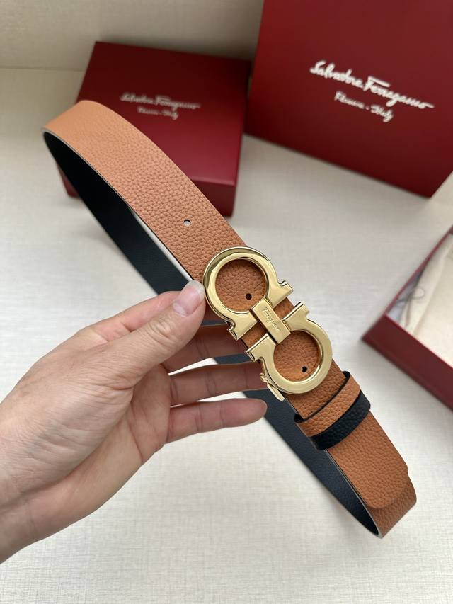 菲拉格慕 Ferragamo 尺寸:3.4宽 精品专柜扣 真空电镀 工艺精细 带身材质:天然头层荔枝纹 时尚潮流 尽显品牌个性 质感超赞 手感柔软