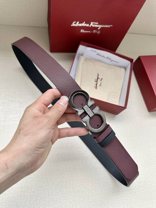 菲拉格慕 Ferragamo 尺寸:3.4宽 精品专柜扣 真空电镀 工艺精细 带身材质:天然头层荔枝纹 时尚潮流 尽显品牌个性 质感超赞 手感柔软