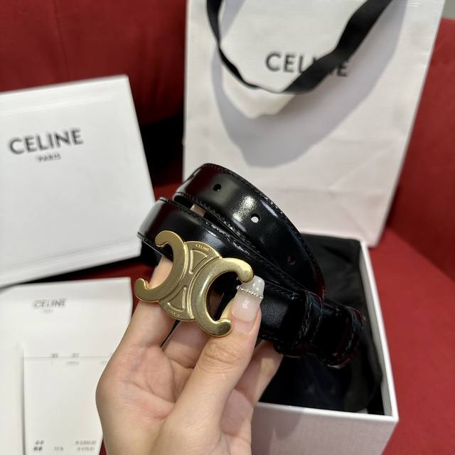 特 赛琳〖Céline〗女士腰带 带身采用进口双面牛皮 搭配凯旋门扣 手感柔软细腻，上身效果超级好看 宽度2.5Cm