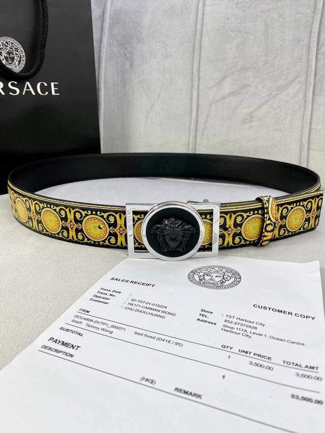 特 宽度4.0Cm Versace 范思哲 此款palazzo腰带采用牛皮革面料制作，并饰有le Pop Classique图案印花和标志性的美杜莎五金配件。