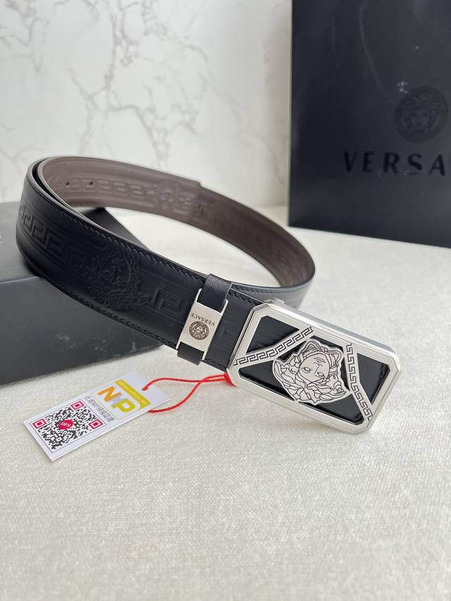 品名：Versace.范思哲原单腰带·皮带 型号：挂扣，经典人头纯钢材质扣头，头层牛皮，图片实物拍摄 材料：百分百头层牛皮，保证真皮。24K纯钢