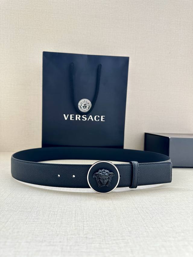 宽度4.0Cm Versace 范思哲 此款柔软的皮带饰3D美杜莎腰带扣，可搭配正装或休闲牛仔装。