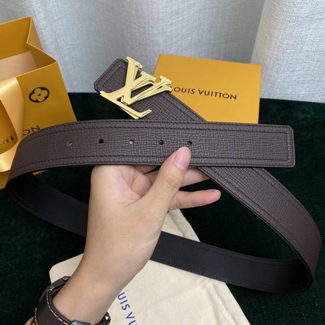 寬度40Mm Louis Vuitton 腰帶 ！正品買版打造 ！寬度40由極為柔軟的新版utah皮革裁制而成，表面粒紋清晰可見，此款腰帶配有雙層縫線，