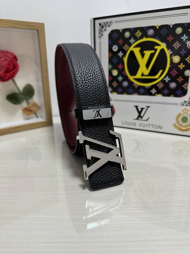 品名：Lv..路易..威登 材质：原单牛皮腰带 百分百头层牛皮腰带保证真皮，24K纯钢扣，专柜原单品质、做工精细，时尚大牌，送人自用首选 包装：