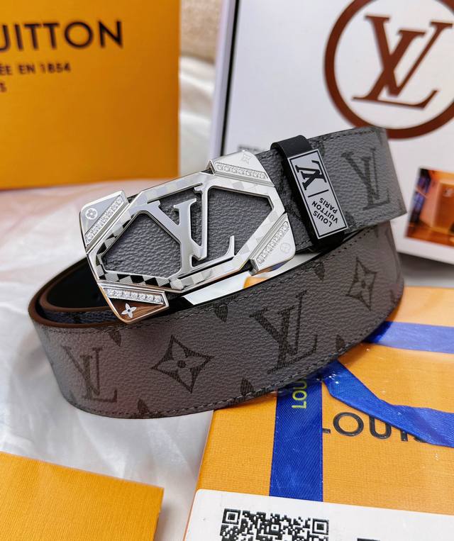 皮带：Lv..路易..威登顶级复刻. 腰带：原单品质百分百头层牛皮，保证真皮。镶嵌颗颗饱满钻石镶钻工艺.真空电镀.永不掉色.24K实心纯钢扣头层小牛皮灰