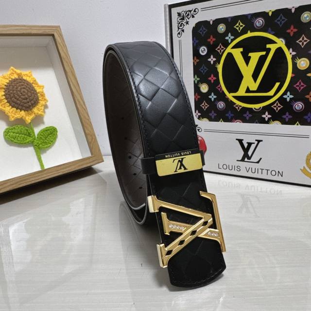 品名：Lv..路易..威登 材质：原单牛皮腰带 百分百头层牛皮腰带保证真皮，24K纯钢扣，专柜原单品质、做工精细，时尚大牌，送人自用首选 包装：