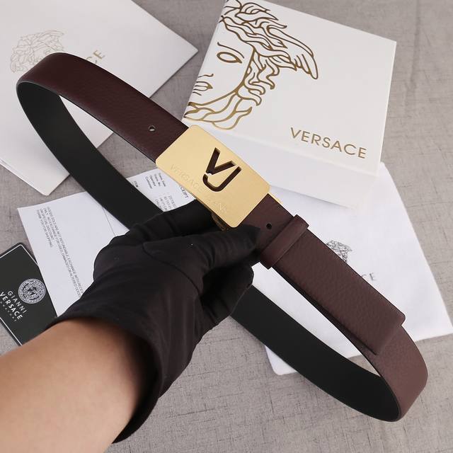 宽度3.5Cm Versace 范思哲 爆款板扣配摔纹无线带身 双面头层、采用精挑细选进口牛皮，商务既有时尚的男士腰带火爆热销中！