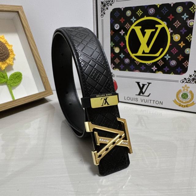 品名：Lv..路易..威登 材质：原单牛皮腰带 百分百头层牛皮腰带保证真皮，24K纯钢扣，专柜原单品质、做工精细，时尚大牌，送人自用首选 包装：