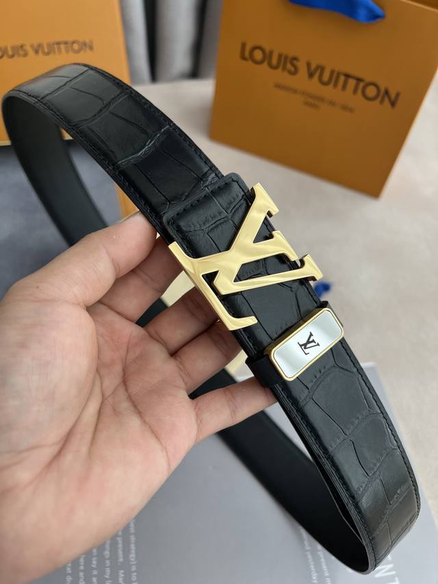 品名： Lv..路易..威登原单 型号：挂扣，头层牛皮鳄鱼纹带身，纯钢材质经典扣头，头层牛皮，图片实物拍摄 材料：头层牛皮，挂扣系列，纯钢质扣头