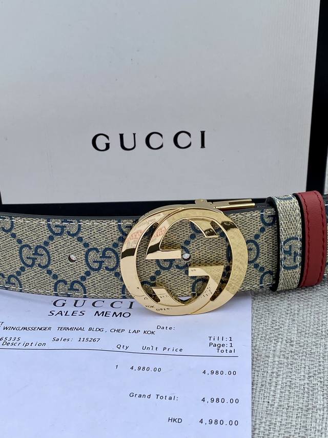 宽度4.0Cm Gucci 最新款双面腰带，一侧为gg Supreme帆布，反面一侧为枣红色头层小牛皮。配以互扣式双g旋转扣头采用真空电镀