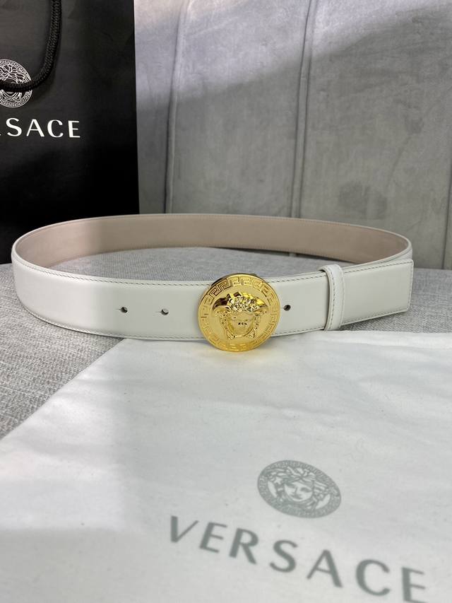 宽度4.0Cm Versace 范思哲 此款柔软的皮带饰3D美杜莎腰带扣，可搭配正装或休闲牛仔装。