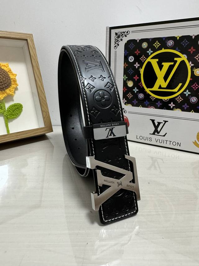 品名：Lv..路易..威登 材质：原单牛皮腰带 百分百头层牛皮腰带保证真皮，24K纯钢扣，专柜原单品质、做工精细，时尚大牌，送人自用首选 包装：