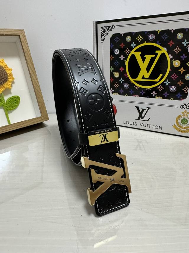 品名：Lv..路易..威登 材质：原单牛皮腰带 百分百头层牛皮腰带保证真皮，24K纯钢扣，专柜原单品质、做工精细，时尚大牌，送人自用首选 包装：