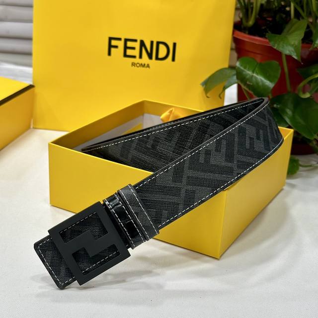 特 Fendi 芬迪 专柜同款 宽4.0Cm 双环正反用腰带 Ff按钉搭扣 黑色cuoio Romano皮革材质 反面面料带有烟草黄和黑色ff图案 四方金属饰面