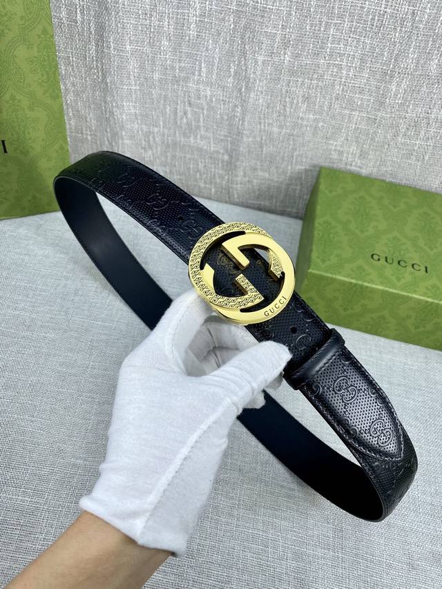 特 宽度4.0Cm 搭配原版皮带扣 、腰带以采用热压印技术的gucci Signature皮革精制而成，触感厚实，印花图案清晰分明带身点孔细节，反射gucci