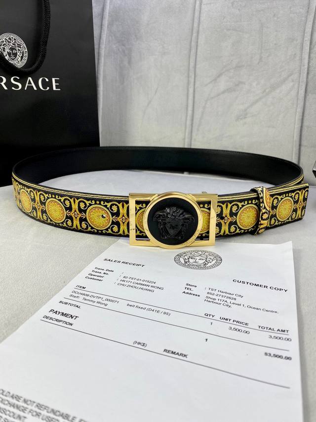 特 宽度4.0Cm Versace 范思哲 此款 Zzo腰带采用牛皮革面料制作，并饰有le Classique图案印花和标志性的美杜莎五金配件。