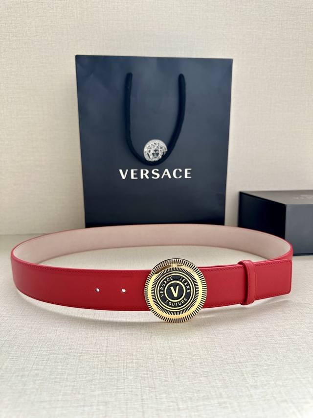 特 宽度3.8Cm Versace Jeans Couture 牛皮革v-Emblem板扣式皮带、饰有la Greca彰显个性设计。该铆钉腰带饰有la Grec