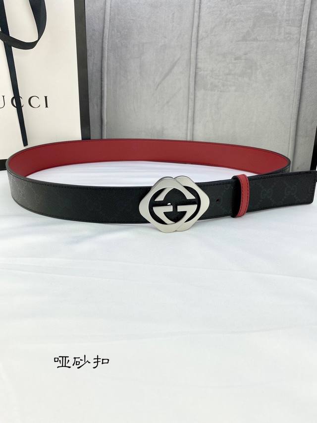 特 宽度4.0Cm Gucci 双面腰带，一侧为gg Su E帆布，反面一侧为枣红色头层小牛皮。配以互扣式双g带扣。