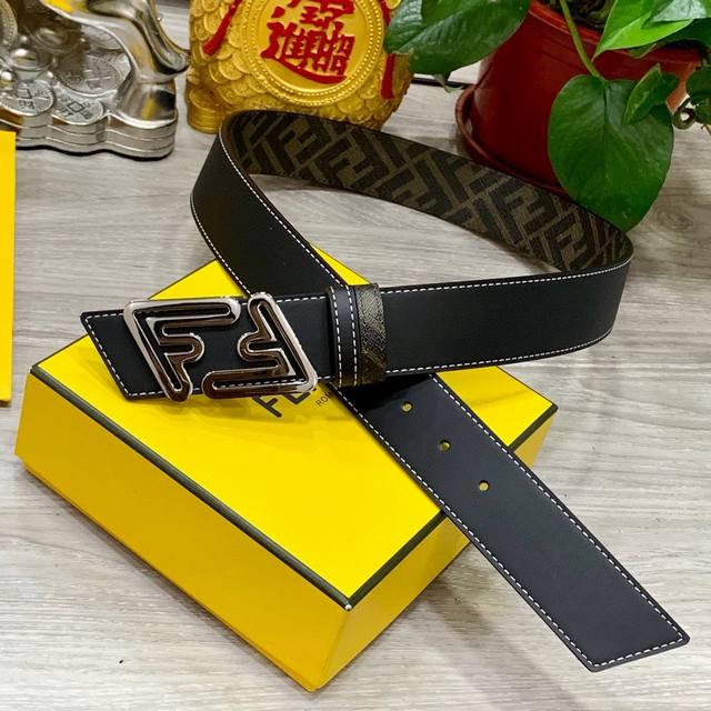 特 Fendi 芬迪 专柜同款 宽4.0Cm 双环正反用腰带 Ff按钉搭扣 黑色cuoio Romano皮革材质 反面面料带有烟草黄和黑色ff图案 黑色珐琅金属