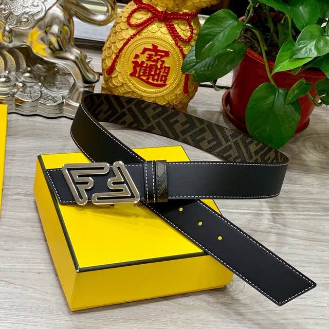 特 Fendi 芬迪 专柜同款 宽4.0Cm 双环正反用腰带 Ff按钉搭扣 黑色cuoio Romano皮革材质 反面面料带有烟草黄和黑色ff图案 黑色珐琅金属