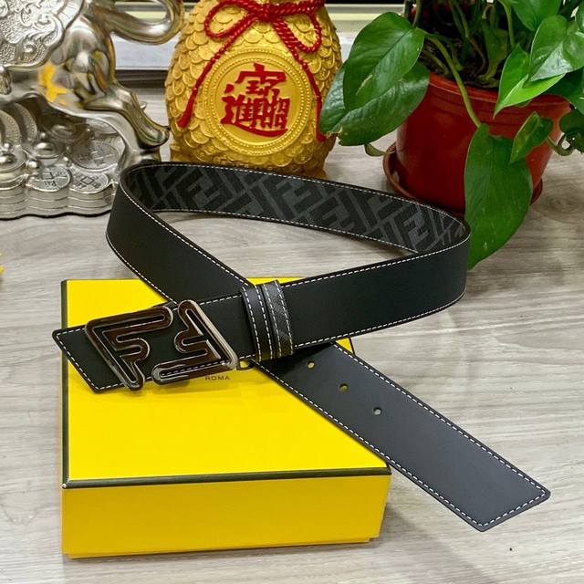 特 Fendi 芬迪 专柜同款 宽4.0Cm 双环正反用腰带 Ff按钉搭扣 黑色cuoio Romano皮革材质 反面面料带有烟草黄和黑色ff图案 黑色珐琅金属