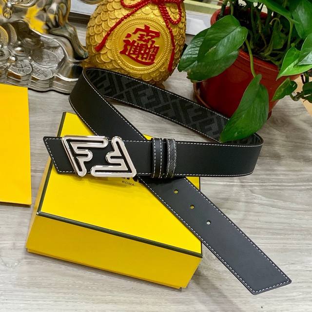 特 Fendi 芬迪 专柜同款 宽4.0Cm 双环正反用腰带 Ff按钉搭扣 黑色cuoio Romano皮革材质 反面面料带有烟草黄和黑色ff图案 黑色珐琅金属