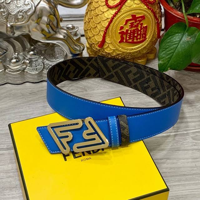 特 Fendi 芬迪 专柜同款 宽4.0Cm 双环正反用腰带 Ff按钉搭扣 黑色cuoio Romano皮革材质 反面面料带有烟草黄和黑色ff图案 黑色珐琅金属