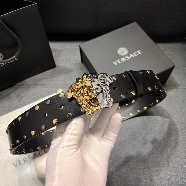 特 范思哲 宽4.0Cm 新款 皮革腰带，以经典 Versace 美杜莎头像装饰，皮带配有闪亮双色五金，增添造型魅力。完美时尚必备单品。