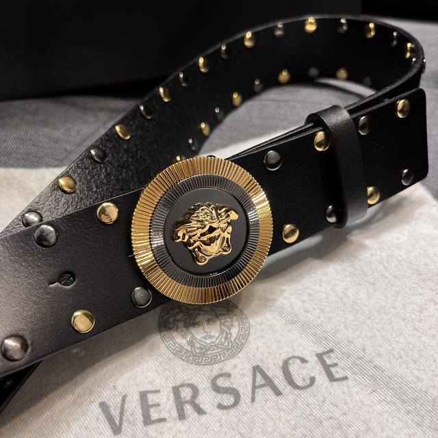 特 范思哲 宽4.0Cm 新款 皮革腰带，以经典 Versace 美杜莎头像装饰，皮带配有闪亮双色五金，增添造型魅力。完美时尚必备单品。