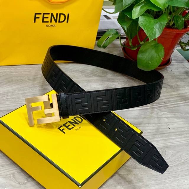 特 Fendi 芬迪 宽38Mm 标志造型宽皮带。原版ff铜扣，进口原版小牛皮制成，印有浮雕黑ff 图案。镀金表面金属制品，品质保证。