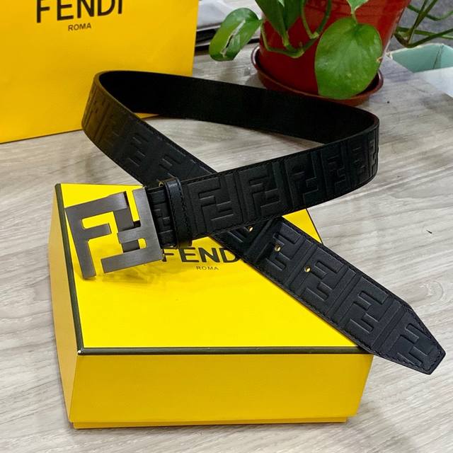 特 Fendi 芬迪 宽38Mm 标志造型宽皮带。原版ff铜扣，进口原版小牛皮制成，印有浮雕黑ff 图案。镀金表面金属制品，品质保证。