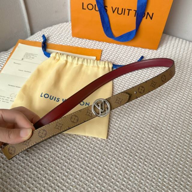 寬度：20Mm Lv S-Lock系列 寬度20Mm 驢家法國驢女士腰帶 全新風格定制帆布面料襯托細膩的進口小牛皮 全新設計搭扣 融入字母和花卉图案 与腰带相结