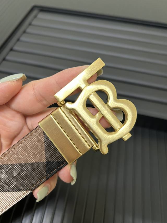 Burberry 巴宝莉专柜同步上新精选品牌标志性london格纹 搭配平滑皮革内衬设计 精致优雅 简单大方--宽度3.5Cm