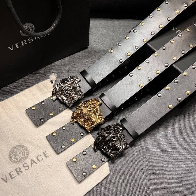 特 范思哲 宽4.0Cm 新款 皮革腰带，以经典 Versace 美杜莎头像装饰，皮带配有闪亮双色五金，增添造型魅力。完美时尚必备单品。