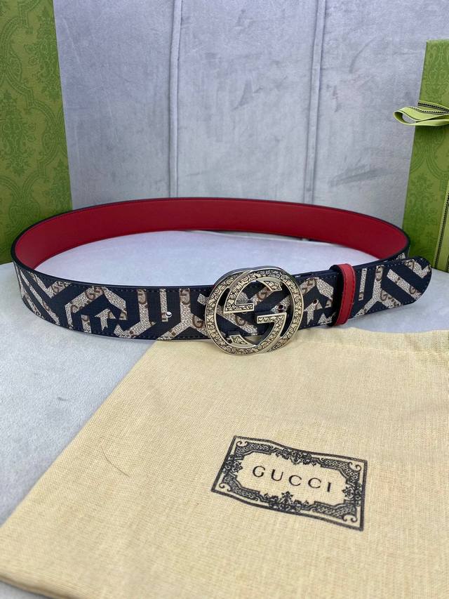 特 宽度4.0Cm Gucci 双面腰带，一侧为gg Supreme帆布，反面一侧为枣红色头层小牛皮。配以互扣式双g钢扣采用真空电镀 厚度6.0Mm