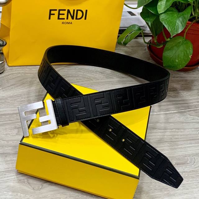 特 Fendi 芬迪 宽38Mm 标志造型宽皮带。原版ff铜扣，进口原版小牛皮制成，印有浮雕黑ff 图案。镀金表面金属制品，品质保证。