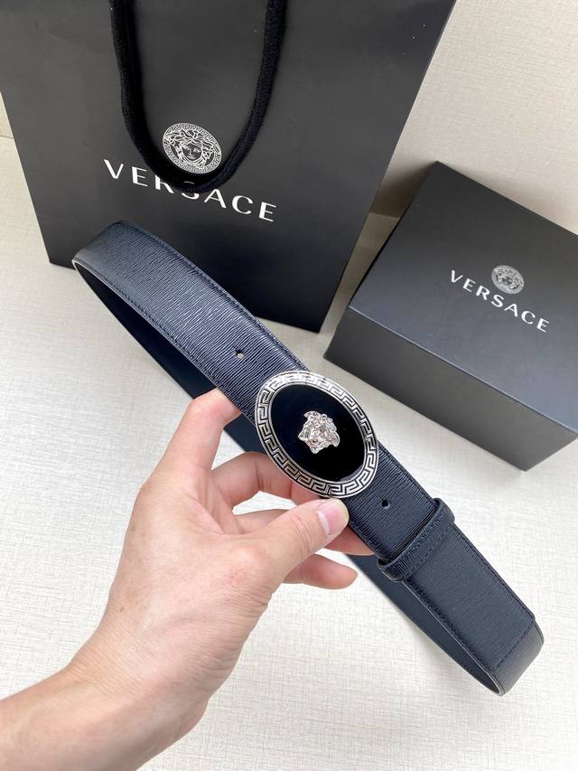 特 Versace 宽度3.8Cm 此款时尚的腰带采用粒面小牛皮革精制而成，饰有立体美杜莎搭扣。