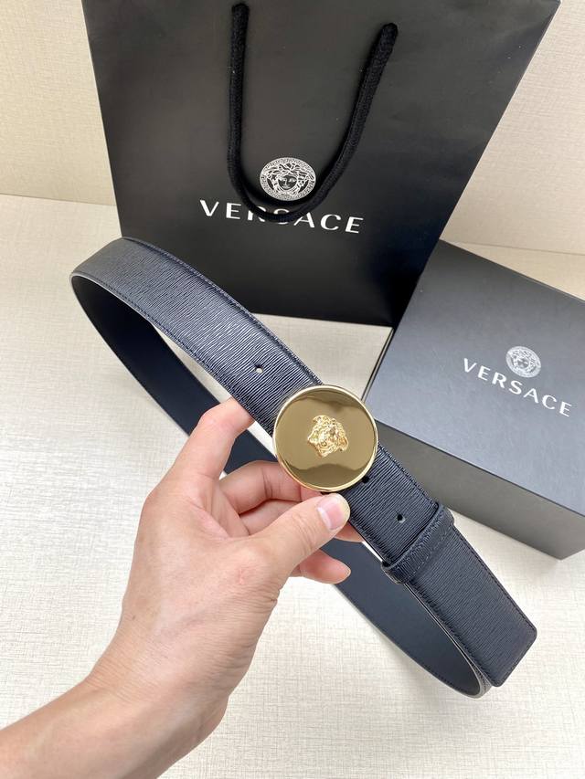 特 Versace 宽度3.8Cm 此款时尚的腰带采用粒面小牛皮革精制而成，饰有立体美杜莎搭扣。