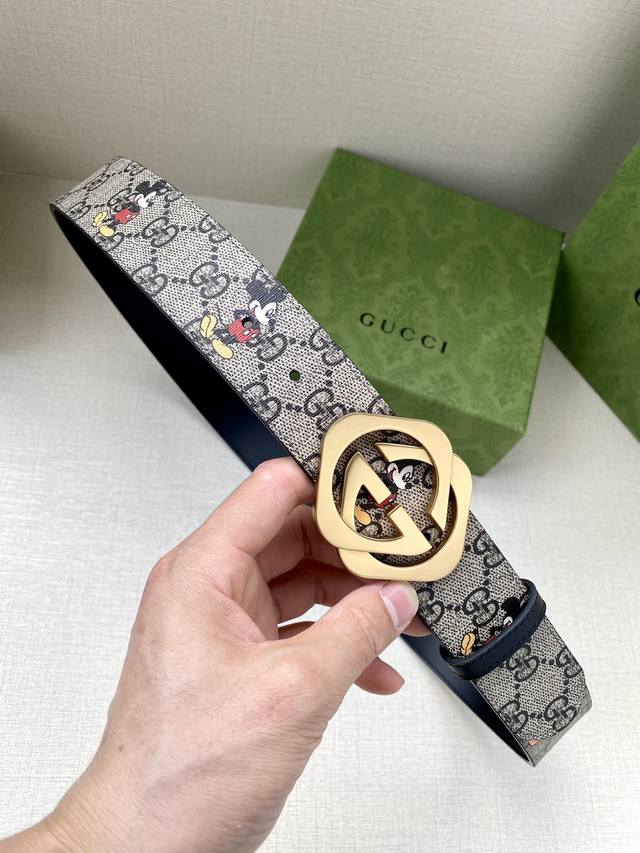 特 宽度4.0Cm Gucci 米奇动漫图案是gucci的标志性元素之一，在这款配饰中焕新演绎为卡通风格设计。这款腰带融合了经典米奇元素和双g图案，突显品牌悠久