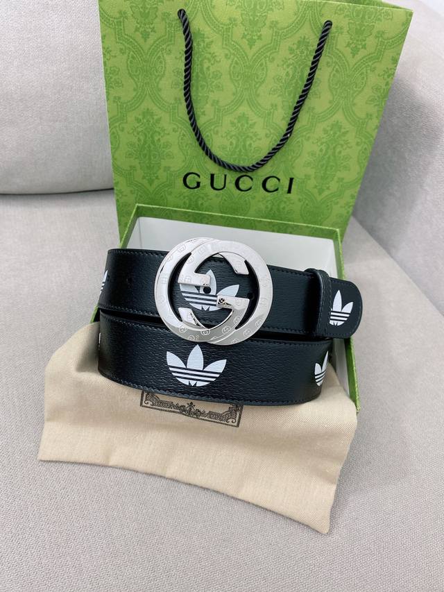 特 Adidas X Gucci Gg Marmont系列腰带，作为adidas X Gucci联名系列之一，这款皮革腰带饰有gucci Trefoil印花。A