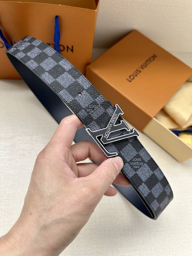 特 本款4.0宽 Lv Initiales 双面腰带聚焦品牌经典 Damier 格纹，以 Damier Graphite 帆布和 Damier Infini 皮