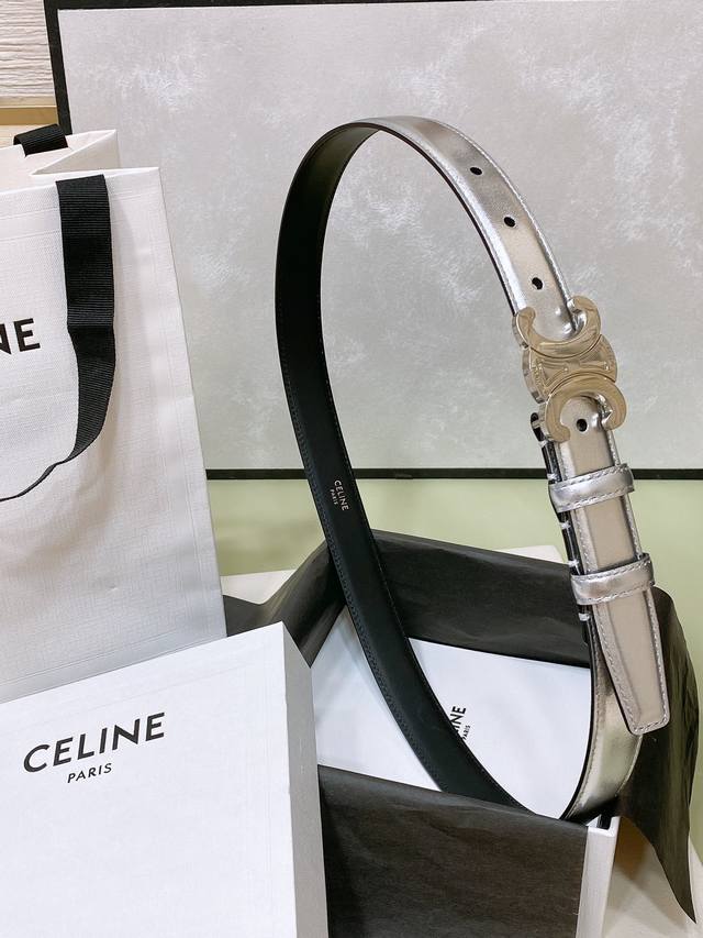 特 Celine 24 中号triomphe Taurillon皮革腰带 青铜色 Taurillon.中腰，银色饰面金属件、亮面牛皮腰带 咖啡色！Triomph