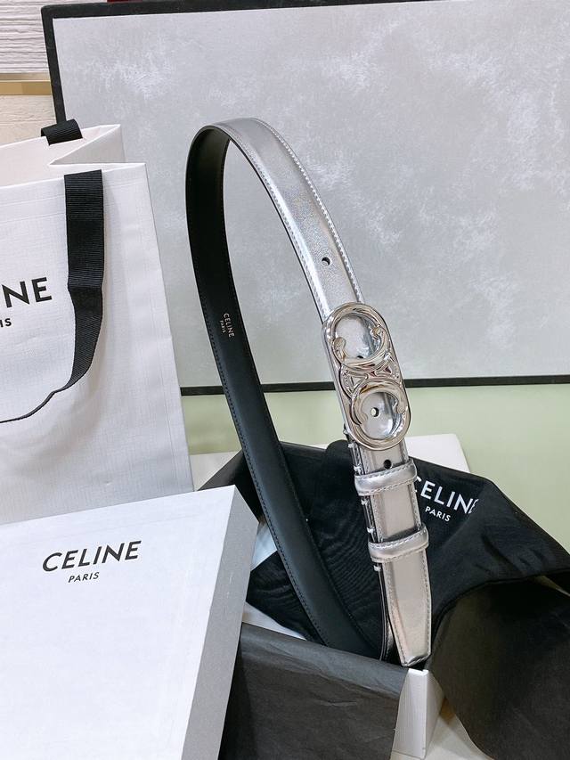 特 Celine 24 中号triomphe Taurillon皮革腰带 青铜色 Taurillon.中腰，银色饰面金属件、亮面牛皮腰带 咖啡色！Triomph