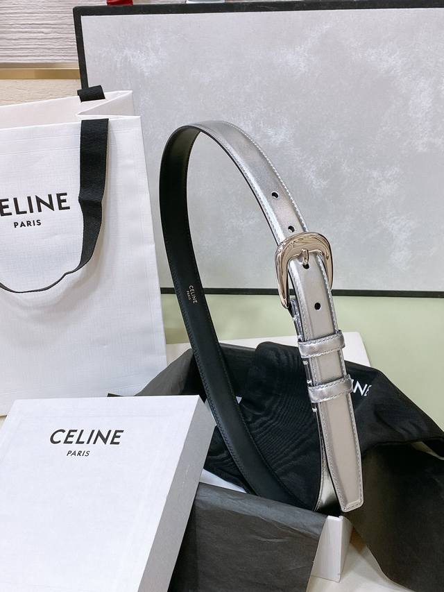 特 Celine 24 中号triomphe Taurillon皮革腰带 青铜色 Taurillon.中腰，银色饰面金属件、亮面牛皮腰带 咖啡色！Triomph