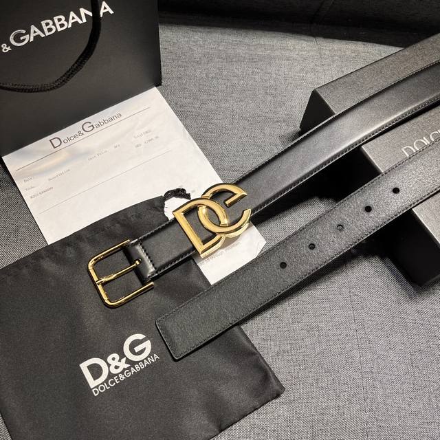 特 Dg，宽3.5Cm Dolce&Gabbana 全新小牛皮腰带，干练摩登配饰，缀以缎纹金色电镀金属细节。 小牛皮腰带，缀以缎纹金色电镀金属细节：