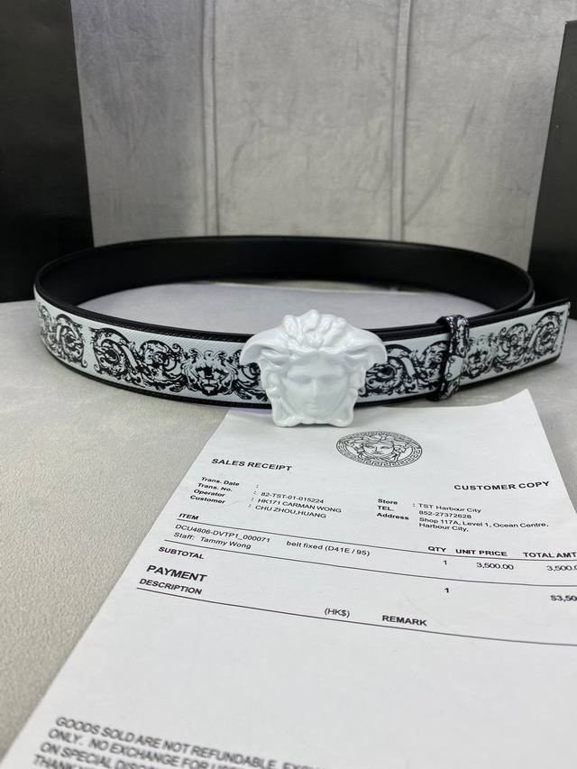 宽度4.0Cm Versace 范思哲 此款palazzo腰带采用牛皮革面料制作，并饰有le Pop Classique图案印花和标志性的美杜莎五金配件。