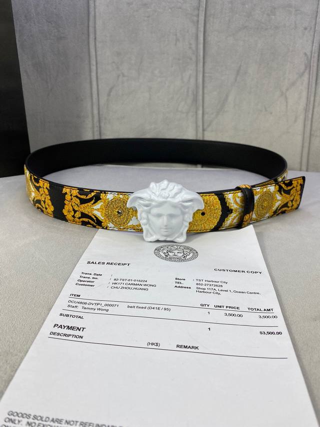 宽度4.0Cm Versace 范思哲 此款palazzo腰带采用牛皮革面料制作，并饰有le Pop Classique图案印花和标志性的美杜莎五金配件。